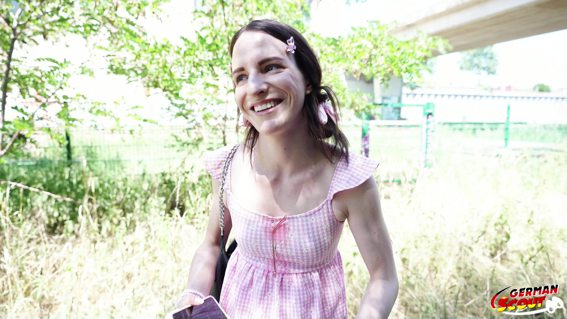 Heute gibt es eine wirklich kleine Überraschung für euch. Diese war nämlich nur 150cm groß und 19 Jahre jung. Ich war wieder in Berlin unterwegs und traf auf diese kleine Schönheit und sprach sie direkt an. Sie war zu Besuch hier in der Hauptstadt, aber offen für neue Sachen. Und so konnte ich sie direkt fotografieren. Wird verabredeten und für ein Picknick später und sie kam auch wirklich. Dort wurde sie schnell locker und ließ mich keck unter ihr Kleid gucken. Sie wusste genau wie sie es machen musste und wollte bald das ich mein Ding raushole. Direkt lutschte sie and und ließ mich dabei in der 69er ihre Muschi lecken. Richtig schöne lange Schamlippen hatte sie und ich durfte direkt blank rein. Und das mitten am Waldweg, aber das Risiko schien sie anzutörnen. Sie ging richtig geil ab und bekam eine heftige Ladung von mir über den ganzen Körper. Und du kannst es jetzt in German Scout Dragon Fruit sehen.