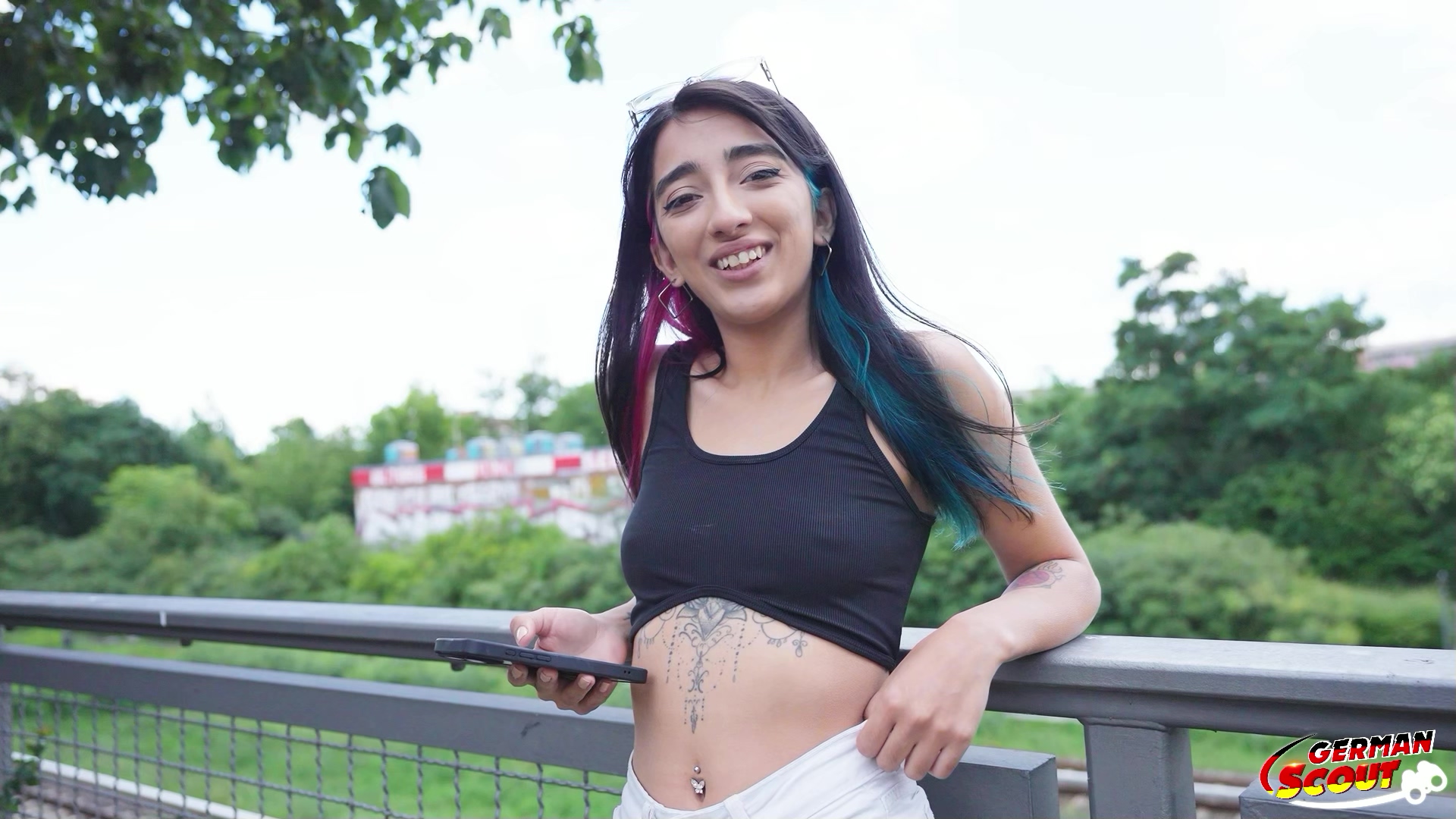 Ich war mal wieder in Berlin unterwegs und traf auf eine nur 150cm und 50Kg leichte Latina. Sie war schnell locker und machte Urlaub hier in Berlin. Sie kommt eigentlich aus Argentinien und probiert gerne neue Sachen aus. Das passte natürlich perfekt und schnell konnte ich ein paar Bilder von ihr machen. Sie hatte auch kein Problem direkt mit zu mir zu kommen. Bei mir angekommen zog sie weiße durchsichtige Unterwäsche an und posierte sehr aufreizend. Sie führte meine Hand an ihren Po und ging direkt danach auf die Knie. Schnell hatte sie mein Teil ausgepackt und fing an tief zu blasen. Danach durfte ich ohne Kondom rein und sie war super eng. Wir trieben es richtig heftig und sie spritze heftig beim Orgasmus ab. Danach gab ich nochmal Gas und kam auf ihrer Pussy und steckte ihn nochmal rein.