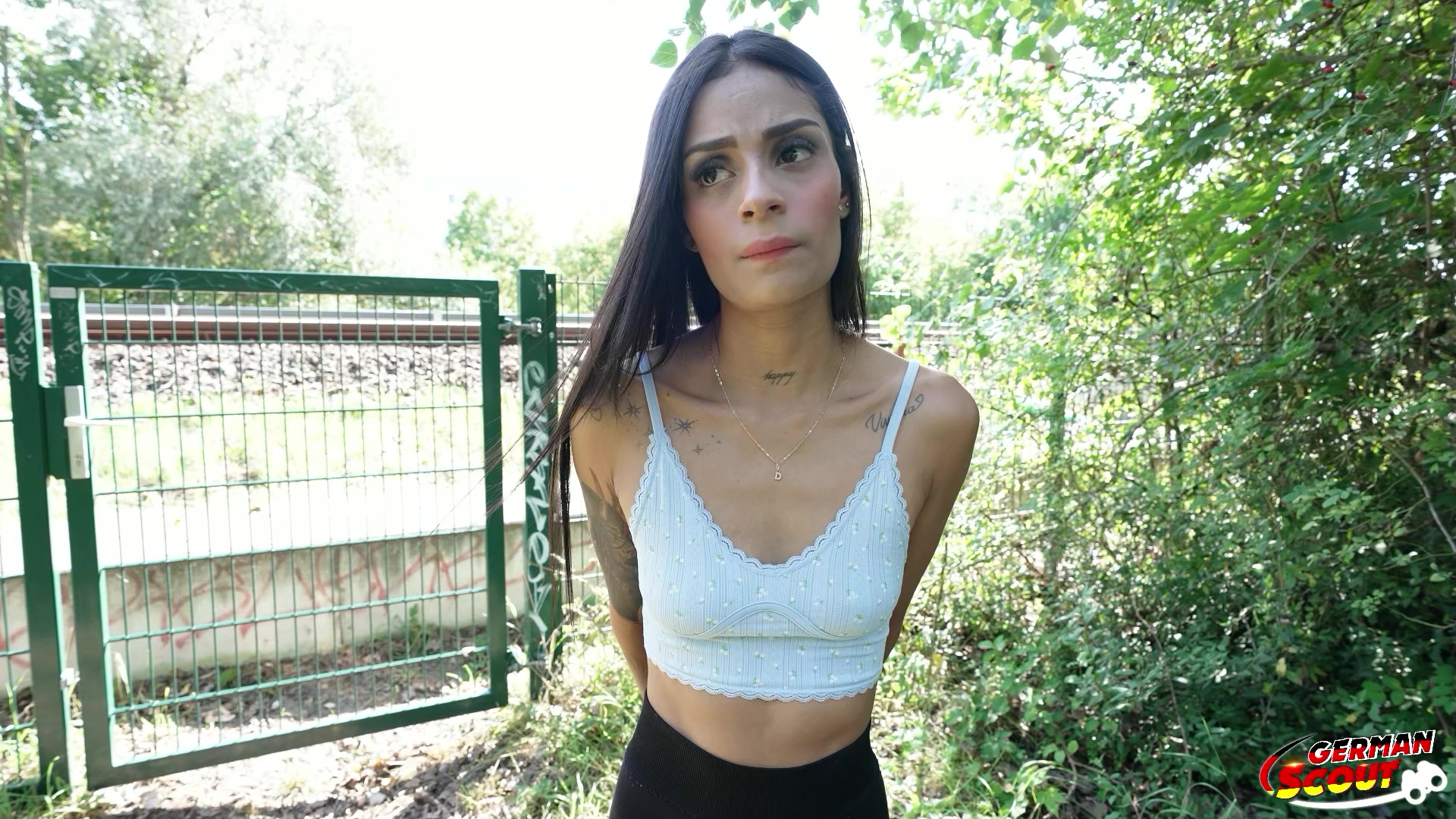 Bei Sonnenschein traf ich nach einigen Fehlversuchen auf diese super schlanke Latina. Sie stand in einer super engen Leggings vor mir und war total entspannt. In Berlin war sie für einen Urlaub ihrer Heimat Kolumbien. 20 Jahre jung, 160cm klein und nur 43Kg schwer machten sie perfekt für ein Casting. Und ich konnte sie auch schnell von ein paar Bildern überzeugen. Danach beschlossen wir zu mir zu gehen. Bei mir angekommen zog sie bald die Leggings aus und ich konnte kaum an mir halten. Das merkte sie auch schnell und ging auf die Knie und fing an zu lutschen. Richtig schön tief machte sie ihn richtig hart. Dann durfte ich blank in ihre enge Muschi sein und sie ging richtig mit. Nach geilen Stellungen wollte sie meine Sahne in den Mund und bekam es auch.