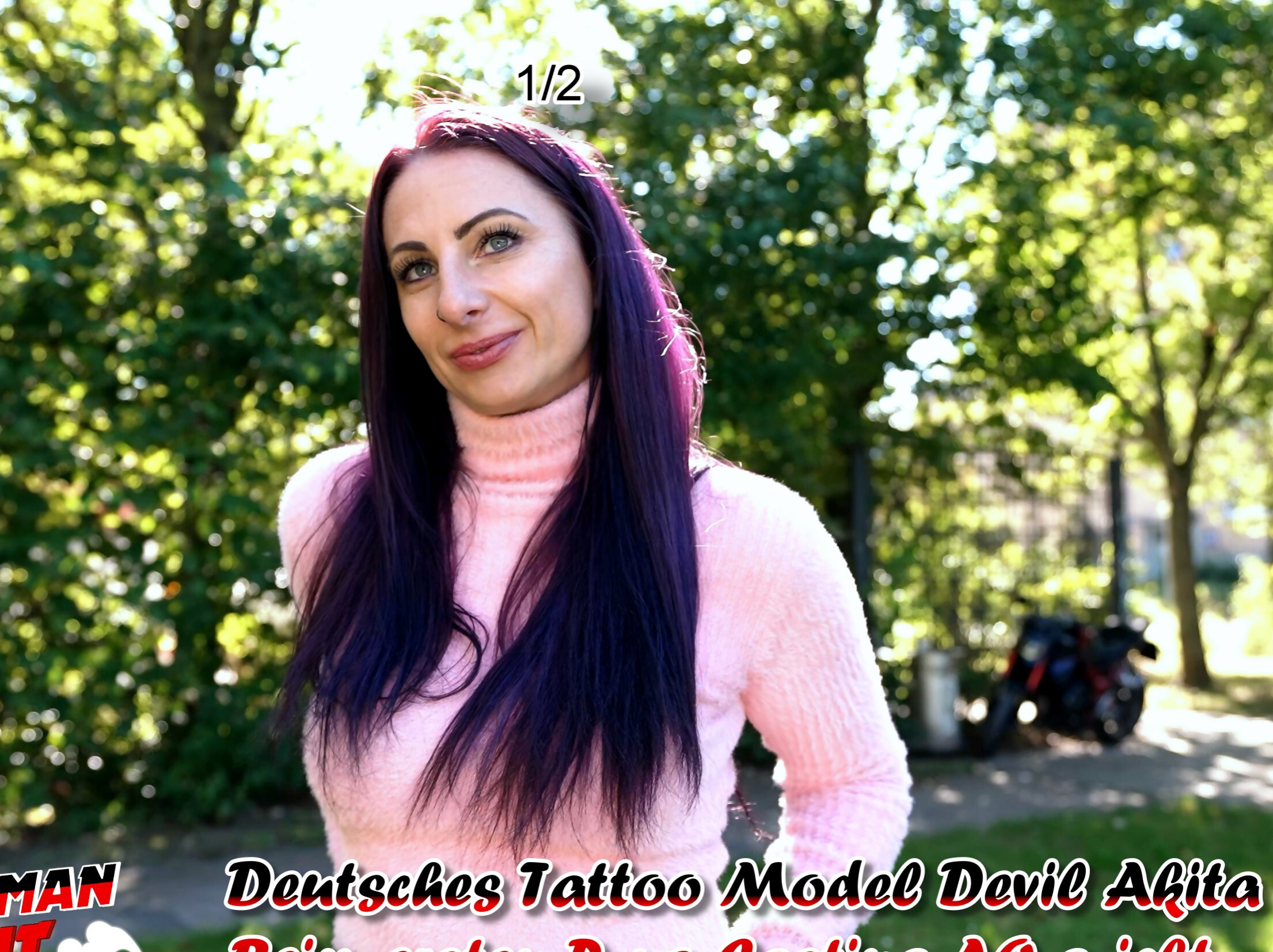 Ihre langen lila Haare fielen mir direkt auf und in ihrem engen Pulli und Jeans konnte ich vieles erahnen. Also sprach ich sie direkt an und wir kamen schnell ins Gespräch. Sie kommt eigentlich aus Würzburg, aber will hier nach Berlin ziehen. So hatten wir schnell ein Thema und ich machte nebenbei Bilder von ihr. Sie wurde schnell locker und wir beschlossen zu mir zu gehen. Dort konnten wir etwas freizügigere Bilder machen. Bei mir angekommen stand sie bald in schwarzer Reizwäsche vor mir und es war der Hammer. Tattoos von oben bis unten und ein perfekter Körper machten schnell Lust auf mehr. Als ich mir dann einfach die Hose runter zog, lutschte sie direkt an. Danach durfte ich direkt rein zwischen ihre langen Schamlippen. Natürlich blank ohne Gummi und es kam ihr bald heftig. Sie squirtete heftig ab und ich spritzte auf ihre Muschi und steckte ihn nochmal rein.