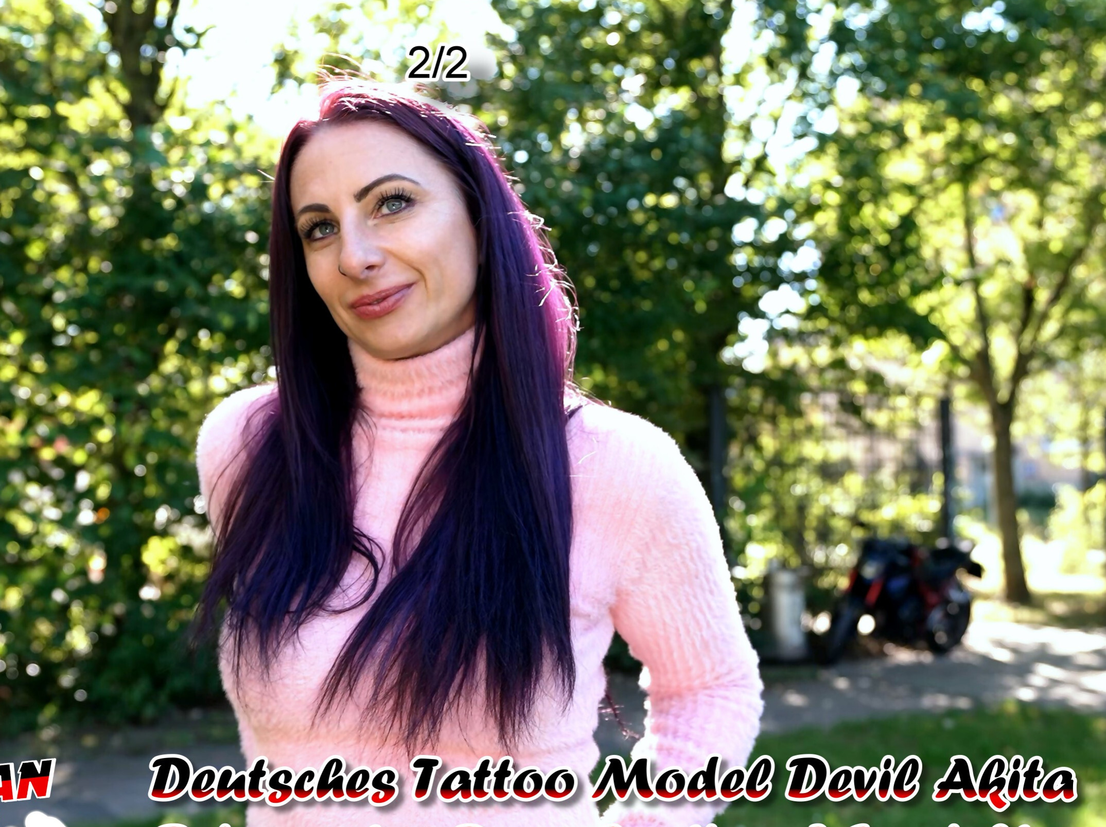 Ihre langen lila Haare fielen mir direkt auf und in ihrem engen Pulli und Jeans konnte ich vieles erahnen. Also sprach ich sie direkt an und wir kamen schnell ins Gespräch. Sie kommt eigentlich aus Würzburg, aber will hier nach Berlin ziehen. So hatten wir schnell ein Thema und ich machte nebenbei Bilder von ihr. Sie wurde schnell locker und wir beschlossen zu mir zu gehen. Dort konnten wir etwas freizügigere Bilder machen. Bei mir angekommen stand sie bald in schwarzer Reizwäsche vor mir und es war der Hammer. Tattoos von oben bis unten und ein perfekter Körper machten schnell Lust auf mehr. Als ich mir dann einfach die Hose runter zog, lutschte sie direkt an. Danach durfte ich direkt rein zwischen ihre langen Schamlippen. Natürlich blank ohne Gummi und es kam ihr bald heftig. Sie squirtete heftig ab und ich spritzte auf ihre Muschi und steckte ihn nochmal rein.