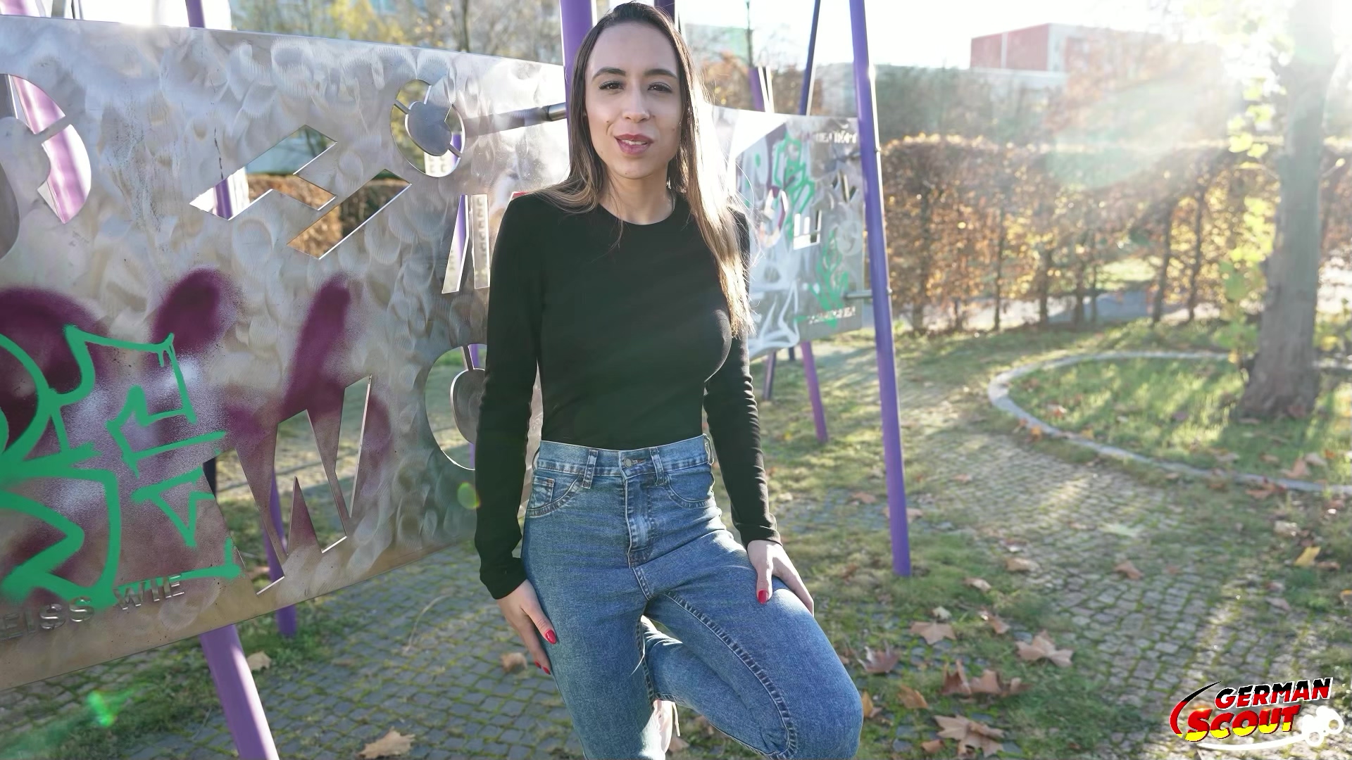 Auch wenn man es kaum noch glaubt, es gab vor paar Wochen noch sonnige Tage. Und an so einem Tag war ich in Berlin unterwegs und traf auf eine kleine Latina in enger Jeans. Anfangs war sie skeptisch und auch die Kommunikation war holprig. Aber schnell verstanden wir uns und ich konnte sie von ein paar Bildern überzeugen. Sie wurde immer lockerer und so konnte ich sie überreden mit zu mir zu kommen. Bei mir angekommen gab ich ihr einen rosa Body und der Körper war der Hammer. Super schlank und sportlich mit geilen großen Titten. Sie merkte auch sofort, dass es mir gefiel. So ging es dann auch schnell und sie holte ihn raus und lutsche tief. Danach durfte ich ihn blank reinstecken und sie ging heftig ab. Nach dem Blick auf den kleinen Arsch drehte ich sie um und spritzte auf ihre Muschi.