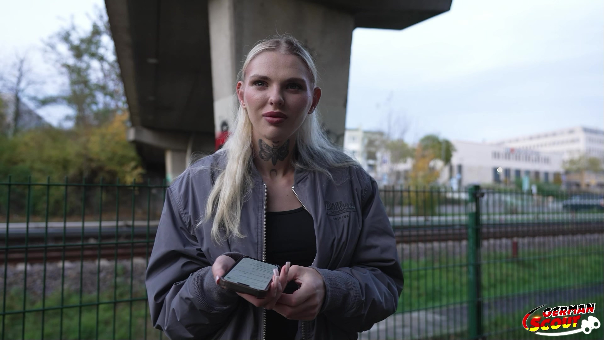 Berlin ist immer für eine Überraschung gut und heute war es ein 22 Jahre junges Fitness Model aus Polen. Ich traf sie bei einem Spaziergang, aber sie war erst skeptisch. Aber bald wurde sie locker und ich durfte erste Bilder von ihr machen. Ihre enge Leggings zeigte mir dabei schon, was für einen krassen Body sie hat. Da wollte ich natürlich mehr und wir gingen zu mir in die Wohnung. Bei mir angekommen saß sie bald in schwarzen Strapsen vor mir. Schlank, gemachte Titten und ein paar Tattoos. Einfach ziemlich geil und meine Reaktion merkte sie direkt. Sie fing direkt tief und feucht an u blasen. Dabei fingerte ich ihr enge Pussy und steckte ihn dann blank rein. Ich fingerte sie dann sogar zum squirten und danach spritzte ich ihr meine Ladung in den Mund.