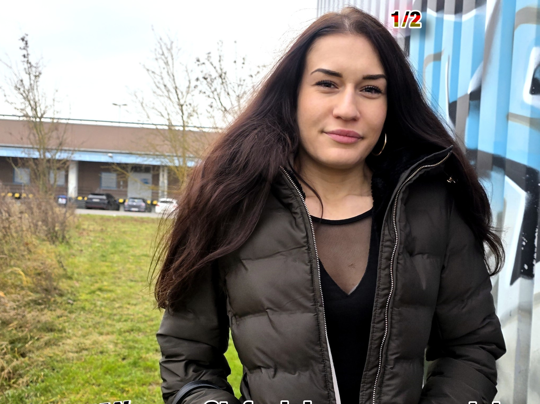 Nach meinem letzten Casting ging es am nächsten Tag weiter. Nach viel Absagen traf ich auf eine 22 Jahre junge Tschechin, die zum Shoppen in Berlin war. Am Anfang war sie sehr schüchtern, aber ich konnte sie doch überzeugen. In ihrer schwarzen Jeans war der geile Arsch auch schon zu erahnen. So durfte ich erste Bilder machen und dank der Kälte ging es schnell zu mir. Bei mir angekommen suchte sie sich Dessous und Strapse aus. Sie wurde schnell locker und fing an schön zu lutschen. Danach fingerte ich ihr schön die Pussy und steckte in blank rein. Sie ging richtig ab und spritzte selbst mehrfach ab. Aber ich konnte auch irgendwann nicht mehr und spritzt ihr ins Gesicht und die Haare.