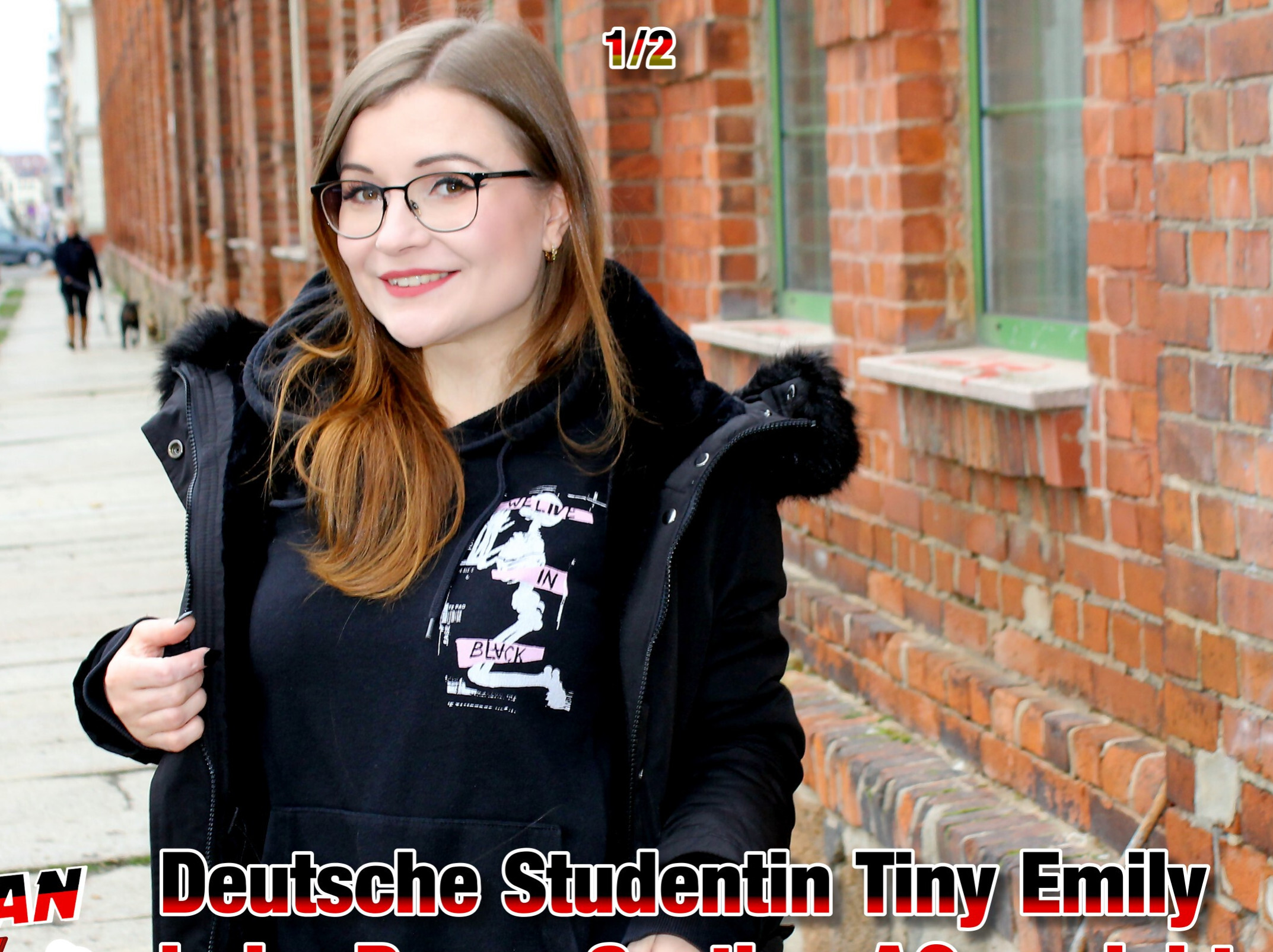 Ich hatte einen Tipp bekommen und so war ich in Leipzig unterwegs.  Dort traf ich auf eine süße Studentin mit Brille. Wir kamen schnell in Gespräch und verstanden uns gut. So durfte ich auch direkt Bilder von Ihr draußen machen. Danach beschlossen wir weitere Bilder bei mir zu machen. Bei mir angekommen stand sie schnell in Unterwäsche vor mir. Ich konnte ihren zarten Körper mit süßen Naturtitten bewundern. Bald ging sie auf die Knie und fing an zu lutschen. Danach durfte ich blank in ihr enges Loch, bevor sie mich geil ritt. Danach vögelte ich sie nochmal und spritzte ihr auf die Titten.