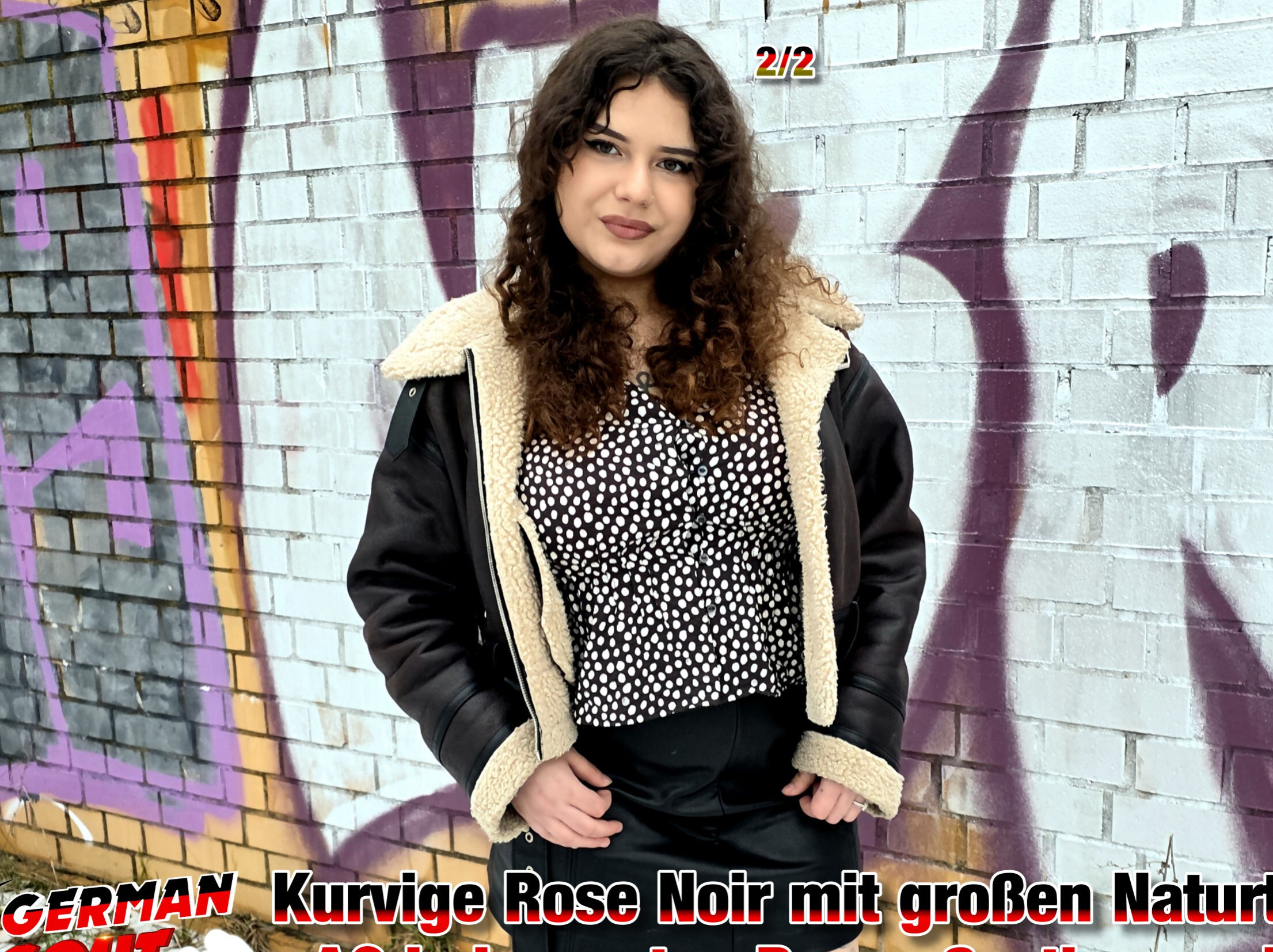 Der Winter hat hier in Berlin nochmal kurz Einzug gehalten. Ich war trotzdem unterwegs mit der Kamera und wurde belohnt. Ich traf auf eine 18 Jahre junge Frau mit lockigen Haaren. Sie war hier in Berlin zum Party machen und da passte ein Casting doch super rein. Schon bei den ersten Bildern konnte ich ihre Oberweite erahnen. Ich konnte sie überzeugen mit zu mir zu kommen. Bei mir stand sie bald in roter Unterwäsche vor mir. Ich konnte ihre weiblichen Rundungen und Prachtarsch bewundern. Und ihre riesigen Naturtitten waren der Wahnsinn. Das ließ sich auch bei mir nicht verbergen und sie fing an zu blasen. Danach durfte ich blank in ihre buschige Pussy und ihre Möpse hüpften dabei heftig. Am Ende gab es eine schöne Ladung in ihr hübsches Gesicht.