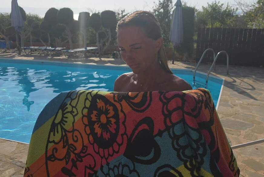 Candy-Samira: Nachbarsf**k! Outdoor Dusche endet unterm Pavillon!