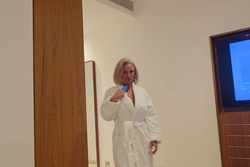 Verheirateter Mann leeres Zimmer und ich bester Spa-Tag ever von Candy-Samira