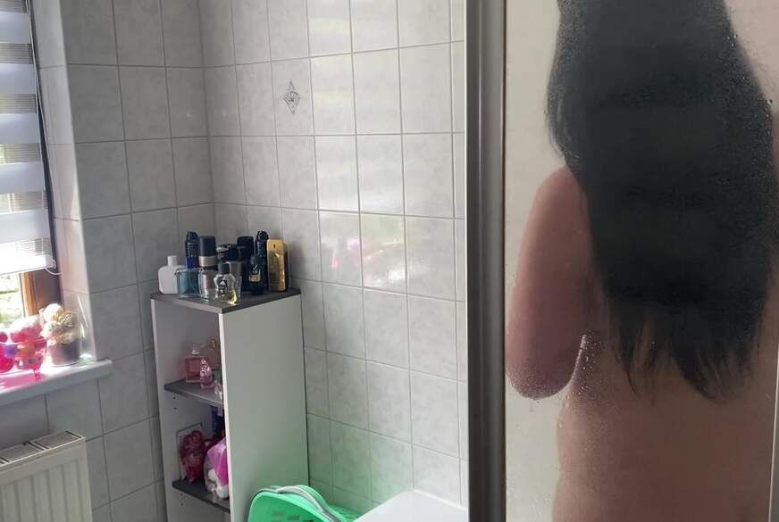 SophiaMaus91: Realer Amateursex!! Unsere erste kleine Duschshow...