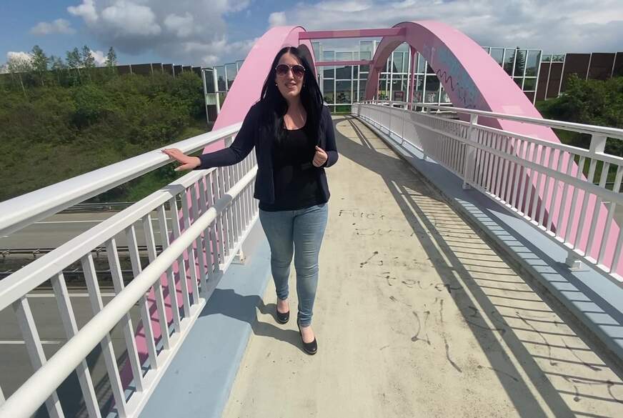 SophiaMaus91: Wie krass...Auf der Autobahnbrücke komplett n**s!