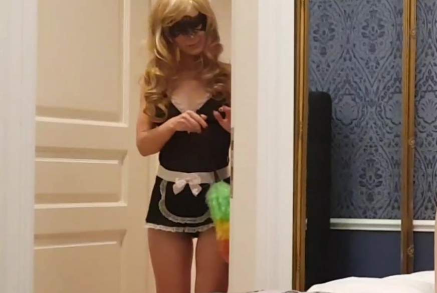 Sabrina2211: Notgeile Putzfrau mach mit f**k 3er