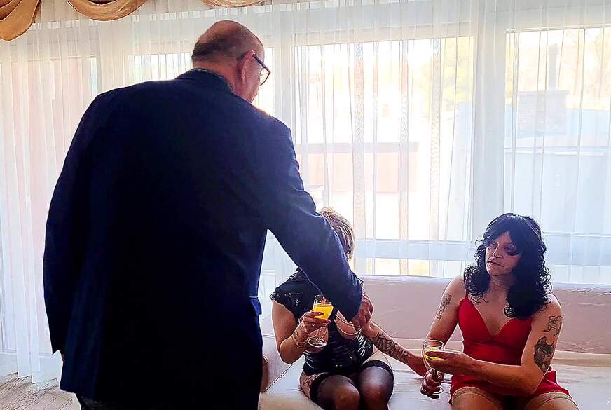 Sabrina2211: Krass hottdemon lässt sich von ein Damenwäscheträger einen Lutschen ein DRe**r mit viel Überrasc