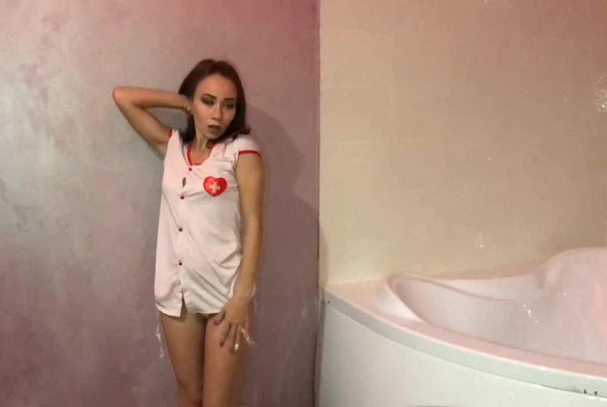 YulietteKiss: Nackt im Badezimmer