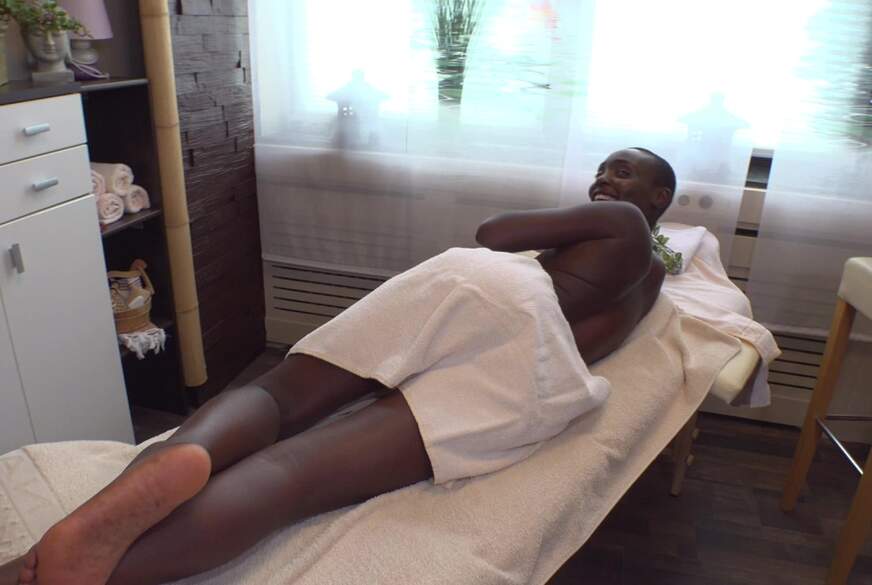 GinoGemelli: Afrikanisches Model. Eingeölt und Blank g*****t