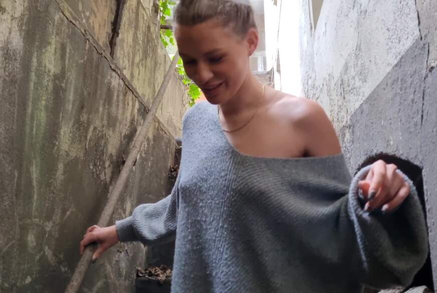 GinoGemelli: Die Nachbarin auf verdreckter Kellertreppe g*****t