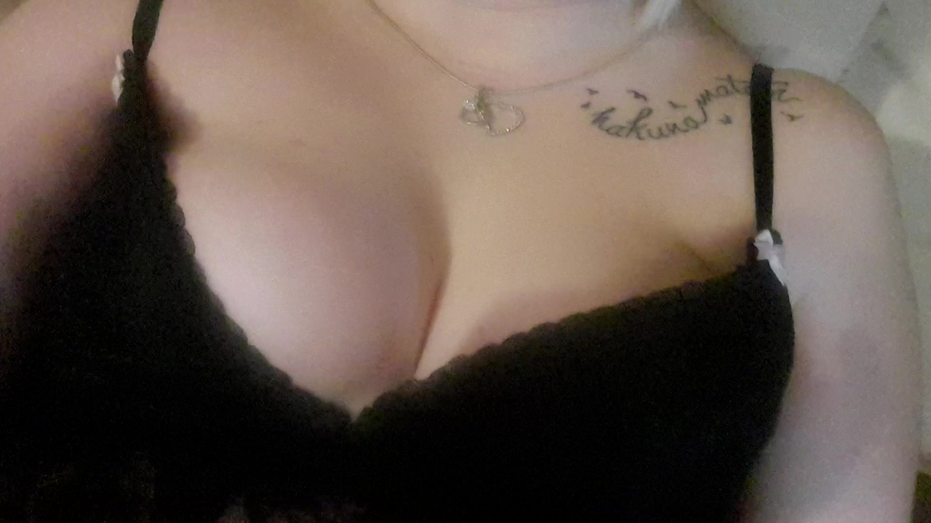 Gestern war mein Ex Mann nicht  zuhause, ich brauchte unbedingt  Hilfe im Haus mir war im Bad der Waschmaschienenschlauch abgegangen es Blieb mir leider nichts anderes übrig bei meinen Nachbar zu Klingeln, doch leider war nur der Marcus  sein sohn zuhause und er meinte er könne mir zur Hand gehen, hat auch alles  gut  geklappt  bis  mir mein kleid  hoch gerutscht ist  und  er mich befummelt hatte  , zur  belohnung für die  Hilfe wollte er unbedingt zuschauen  und  dann  auf  mich Spritzen.