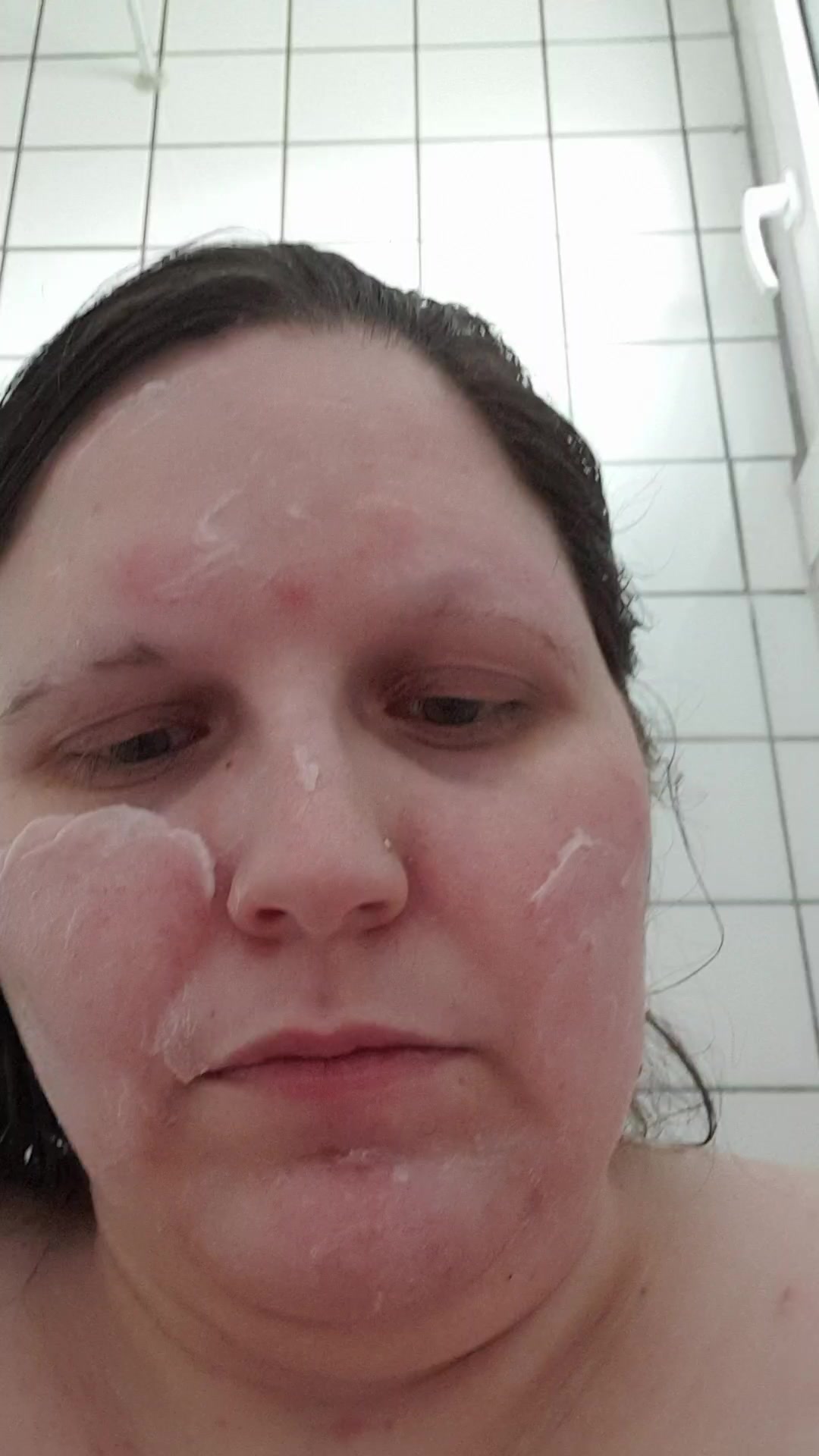 Bist du auch so geil wie ich? Ich Massiere  geil in der Badewanne meine Brüste, möchtest du dich zu mir in die wanne setzen  ? Worauf wartest du den noch  