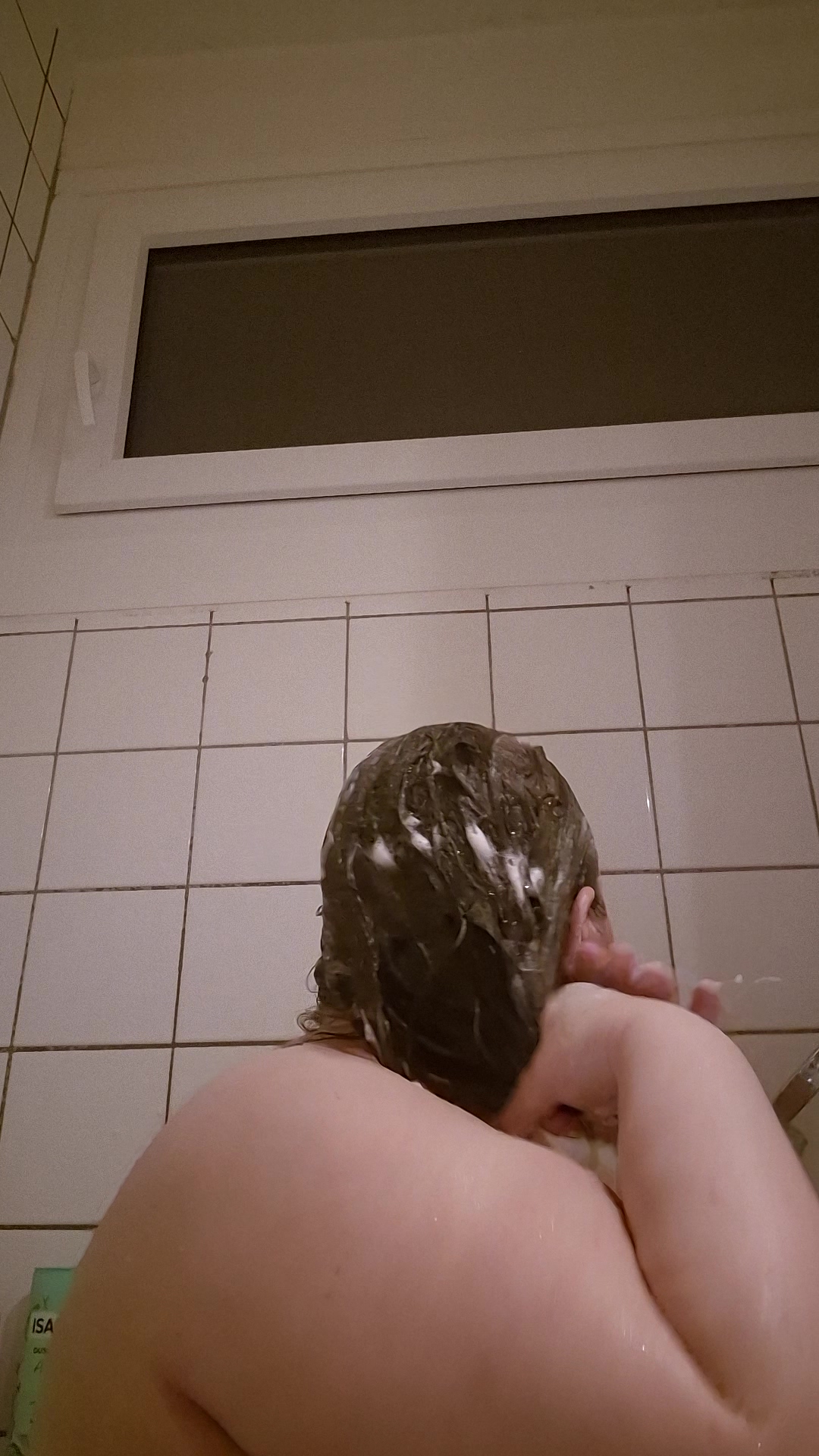 Hey willst du mit mir duschen   dann seifen wir uns gegenseitig ein und machen uns so richtig geil na schon neugierig  