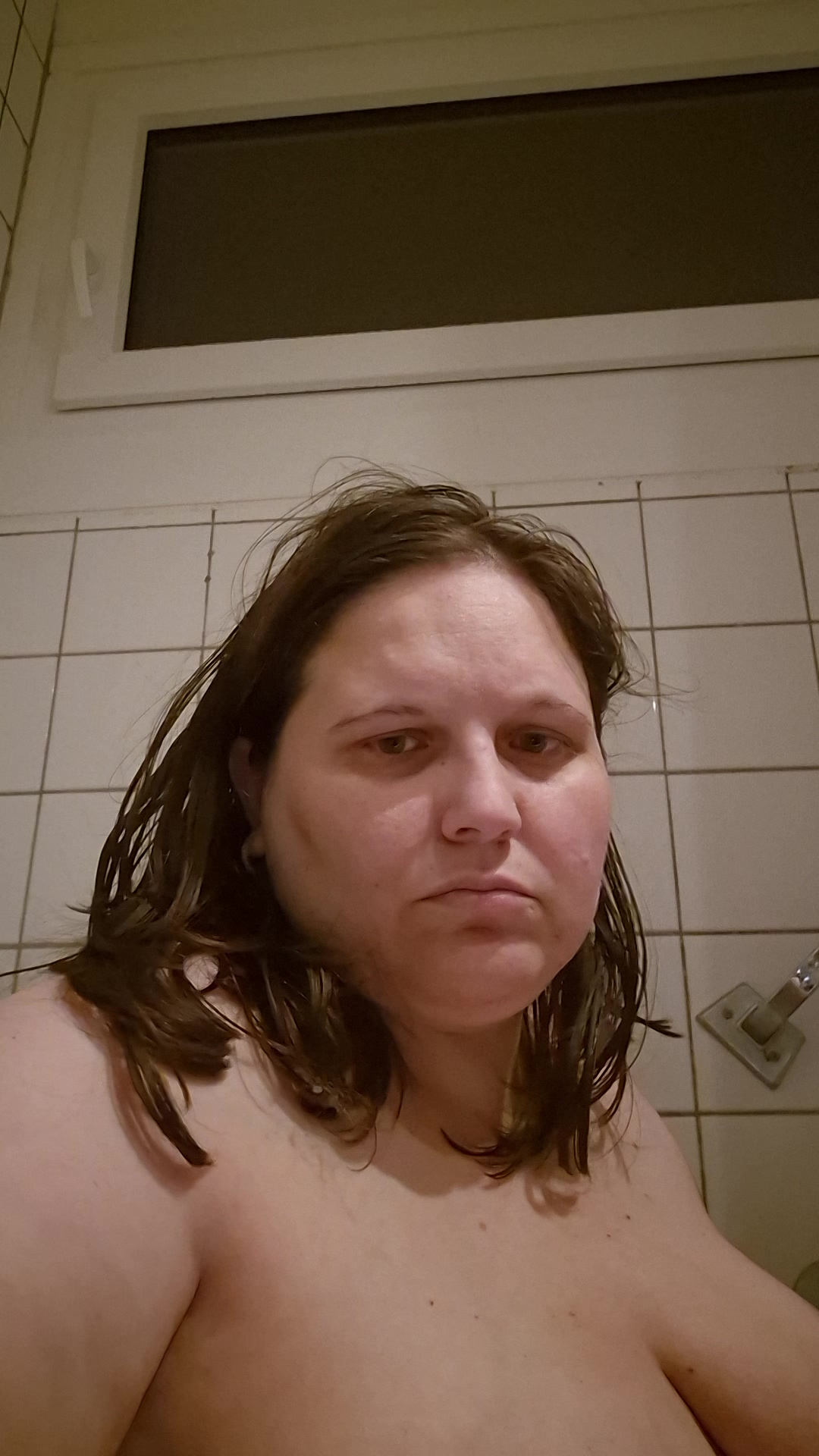 Kommst du mit!! Hey willst du mit mir duschen   dann seifen wir uns gegenseitig ein und machen uns so richtig geil na schon neugierig  