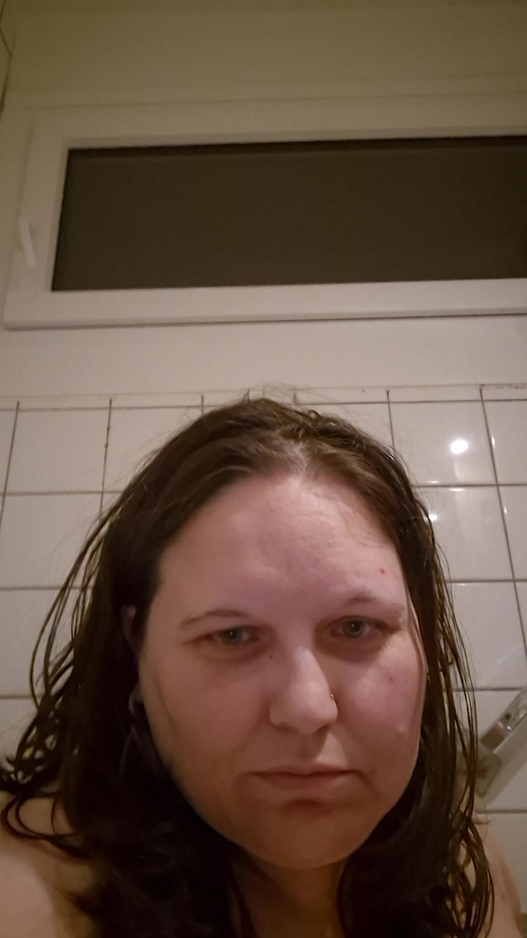 Kannst du mir helfen Hey na du  bin grade in der Badewanne möchtest du gern mit kommen dann können wir uns gegenseitig schön einseifen verwöhnen  