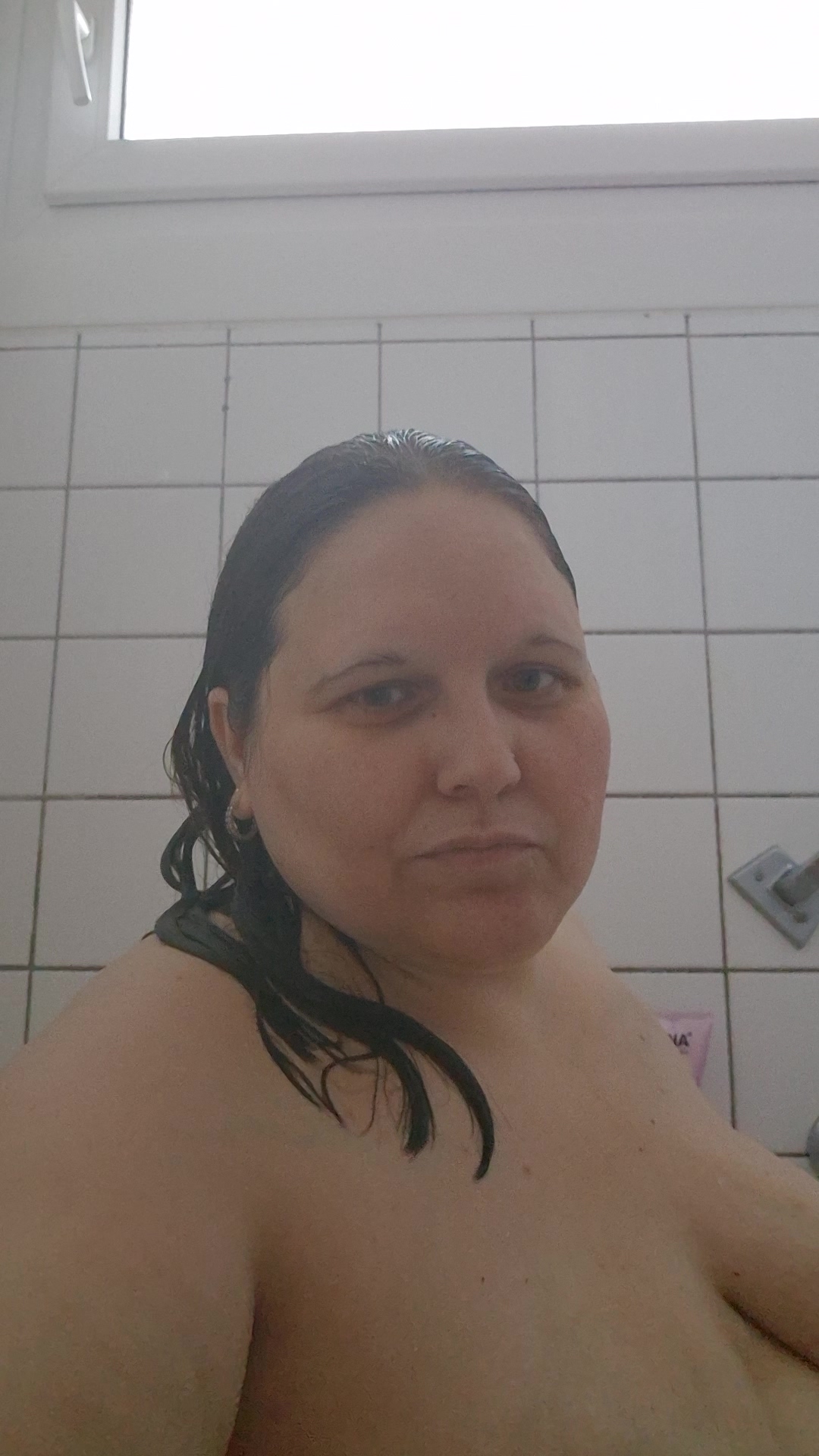 Kommst du mit mir Duschen! Guten Morgen 
Ich gehe jetzt duschen   und habe noch sehr viel platz bei mir, kommst du mit  zu zweit ist es viel schöner  
