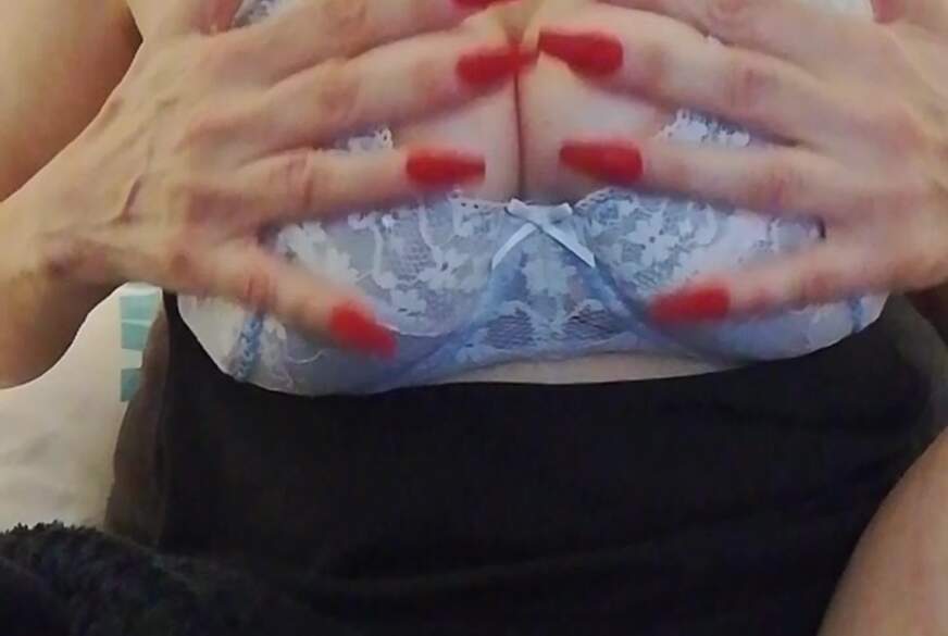 Anna-luisa: Schaue mir zu bei der Titten Massage