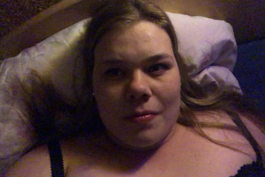 Milf34: Abends allein im Bett Teil 1