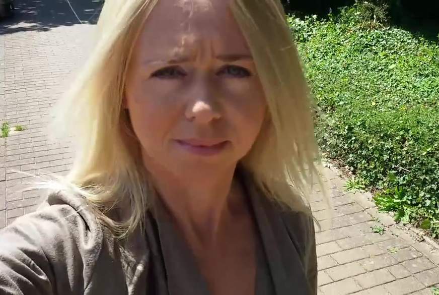 Kim-Love: OH MEIN GOTT! Mein erstes Mal in der Öffentlichkeit. Haben die mich gesehen?