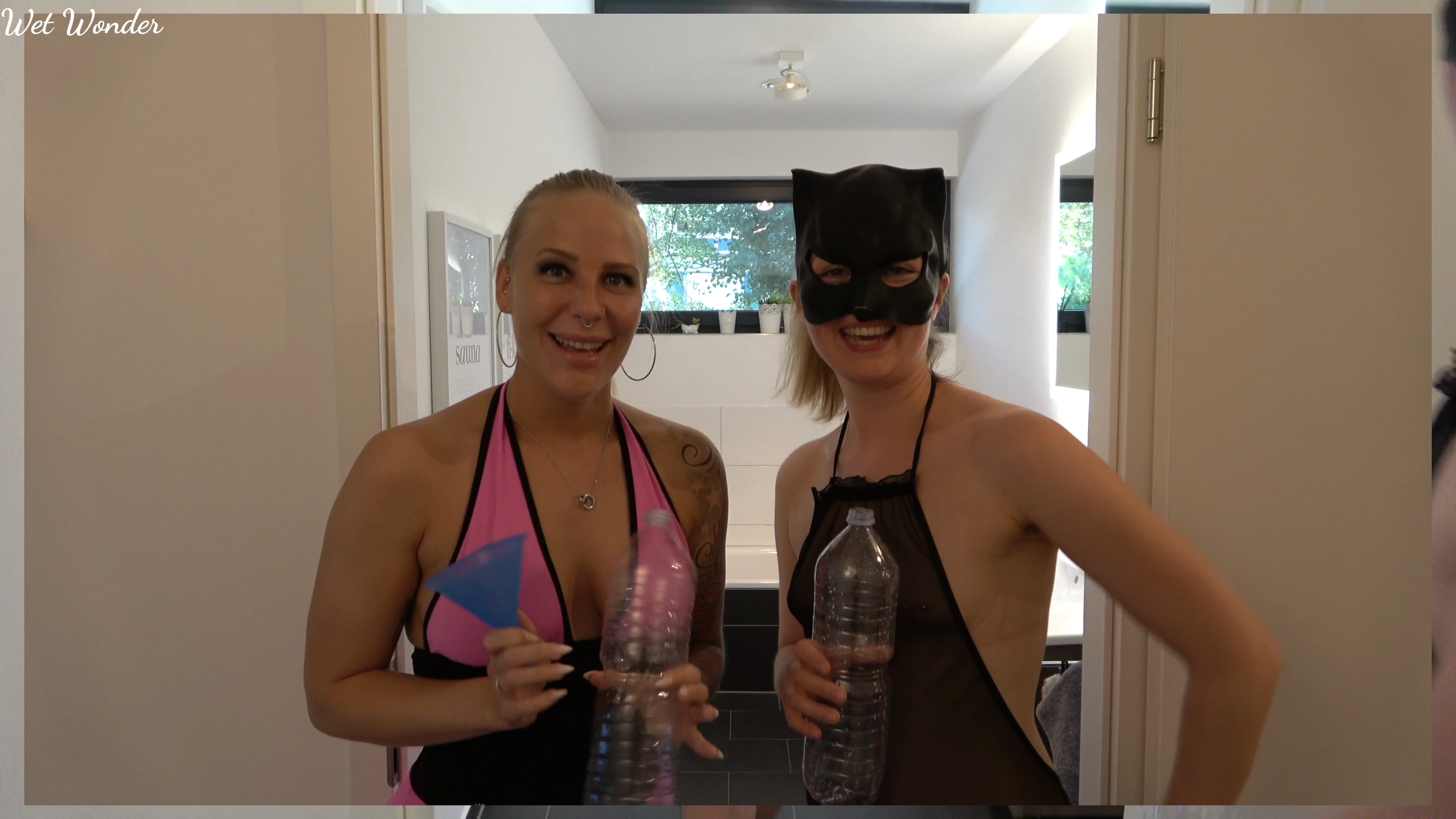 Heute bin ich zu Besuch bei meiner Freundin Lara. Wie ihr ja bereits bestimmt schon mitbekommen habt, machen wir beide ja sehr gerne den ein oder anderen Natursekt Clip. Da haben wir uns die Frage gestellt, wer von beiden wohl mehr durch einen Trichter in eine Flasche Pissen kann? Wir haben dazu beide die gleiche Menge Wasser getrunken und nach einer halben Stunde uns eine leere Flasche sowie einen Trichter genommen und dann mal los gelegt. Wer hatte jetzt am Ende mehr Pisse in der leeren Flasche und hat somit die challenge gewonnen? Was meint ihr?