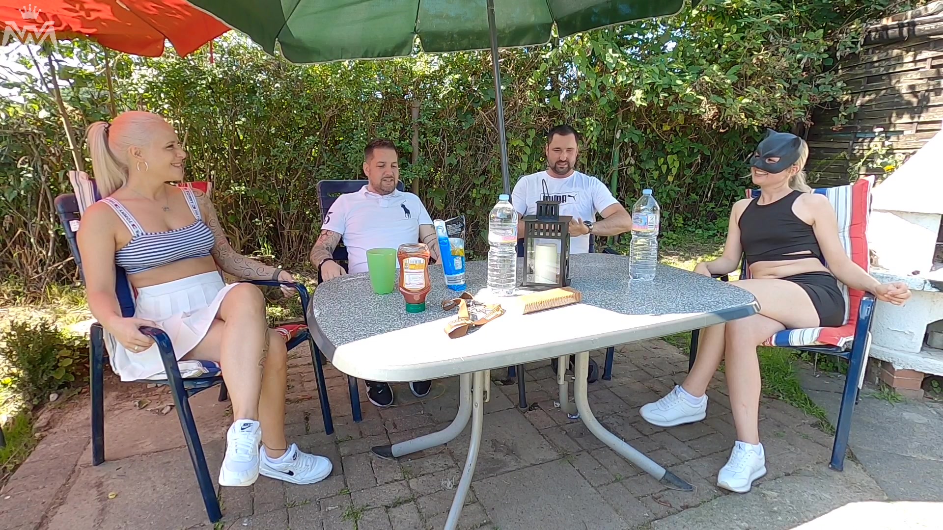 Mega geiles Wetter, kalte Getränke und heiße Frauen. So kann die Grill Party starten! Doch noch bevor der Grill so richtig heiß geworden ist, bin ich erstmal so richtig heiß geworden. Ich hatte plötzlich richtig Bock auf einen dreier. Zum Glück musste die Begleitung von Lara schon am Anfang der Party zur Spätschicht sodass ich mich mit meiner Begleitung auf Sie stürzen konnte. Sie und ich, wir wurden dann so richtig schön ordentlich durchgefickt. Das gestöhne hat man noch richtig weit gehört. Das nenne ich doch mal eine gelungene Garten Party. Feuchte Grüße deine Wet Wonder