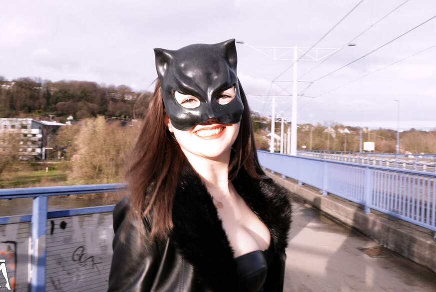 Wet-Wonder: Public P**s Parade 22. Golden Rain auf der Brücke