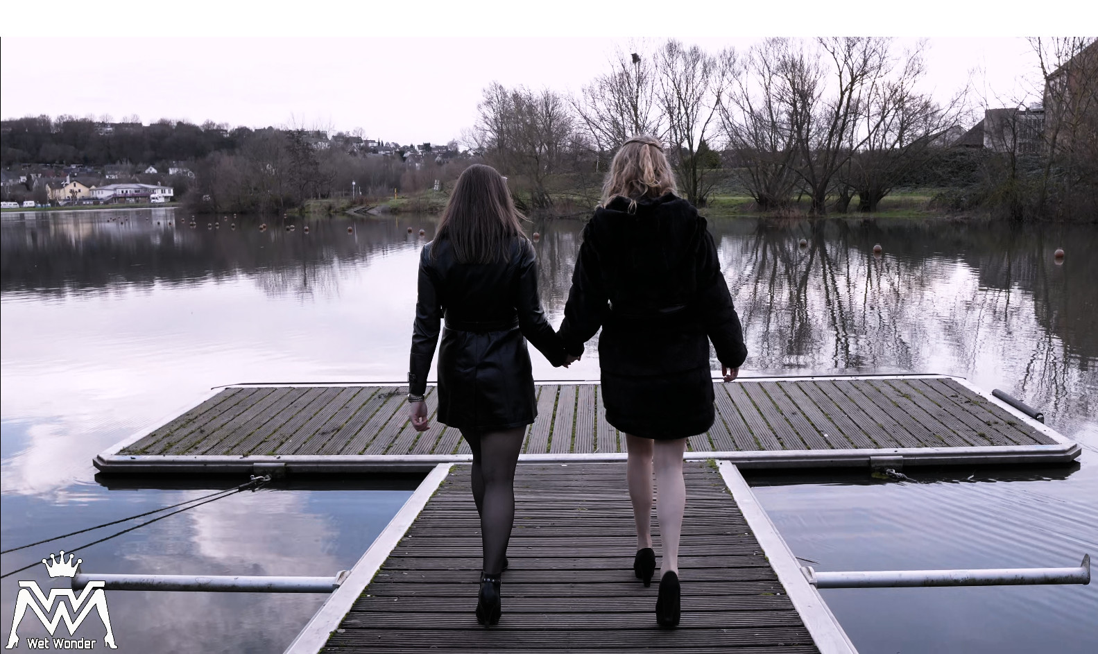 Gemeinsam mit meiner Freundin Bikergirl-97 haben wir an einem gut besuchten See für ein besonders nasses Erlebnis gesorgt! In unseren sexy Outfits – ich trug einen eleganten Mantel, Strumpfhosen und schicke Stiefeletten, und sie kombinierte ihren Mantel mit glänzenden Nylons und Heels – gingen wir spazieren und genossen die neugierigen Blicke der Passanten.
Unsere prall gefüllten Blasen wollten jedoch dringend entleert werden. Auf einem freistehenden Steg, mit Blick auf das glitzernde Wasser, ließen wir gemeinsam unseren heißen Natursekt laufen – und das mitten in aller Öffentlichkeit! Die Hintergrundgeräusche verraten, wie gut besucht der See an diesem Tag war.
Wir hatten unglaublich viel Spaß dabei und konnten uns das Kichern kaum verkneifen, während wir uns gegenseitig anfeuerten. Ein Erlebnis, das nicht nur uns, sondern sicher auch einigen Zuschauern lange in Erinnerung bleiben wird.
Feuchte Grüße, eure Wet-Wonder!