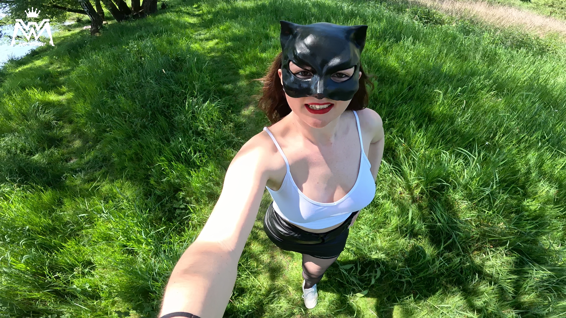 Ein Spaziergang an einem ruhigen Fluss… Ich genieße die Natur, spüre die Sonne auf meiner Haut und das sanfte Plätschern des Wassers bringt meinen ganzen Körper langsam in Wallung. Mit jedem Schritt wird der Druck in meiner Blase größer, bis er mich fast wahnsinnig macht… Irgendwann kann ich einfach nicht mehr widerstehen - ich gehe in die Hocke und lasse hemmungslos laufen. Dieser Moment der Freiheit unter freiem Himmel hat mich auf eine ganz besondere Weise erregt…