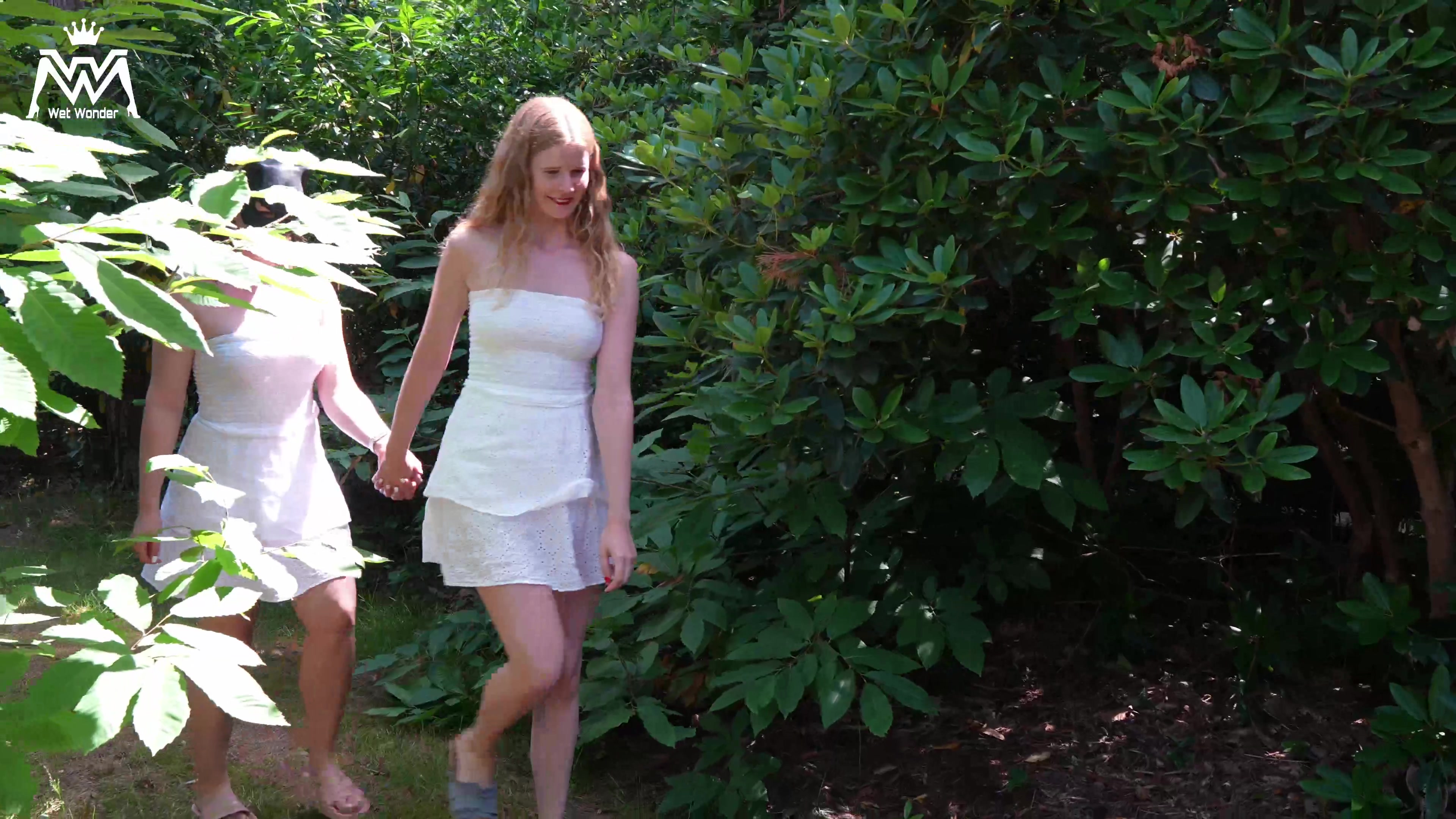 Ich habe mit meiner Stiefschwester an einem schönen Sommertag einen Spaziergang gemacht in unseren süßen unschuldigen weißen Kleidern. Die Vögel zwitscherten und wir kicherten. Wir unternehmen immer gerne was zusammen und teilen alles zusammen. Es war ein ganz normaler schöner Sommertag bis wir beide auf einmal pissen mussten. Und da habe ich ihre versaute Seite entdeckt! Wir pissten uns gegenseitig auf die Füße mitten im Freien! Und plätscherten in die Piss-Pfütze mit unseren nackten Füßen! Einfach nur Pervers! Was hättest du getan wenn du uns gesehen hättest? 
Spritze Grüße,
deine Wet-Wonder