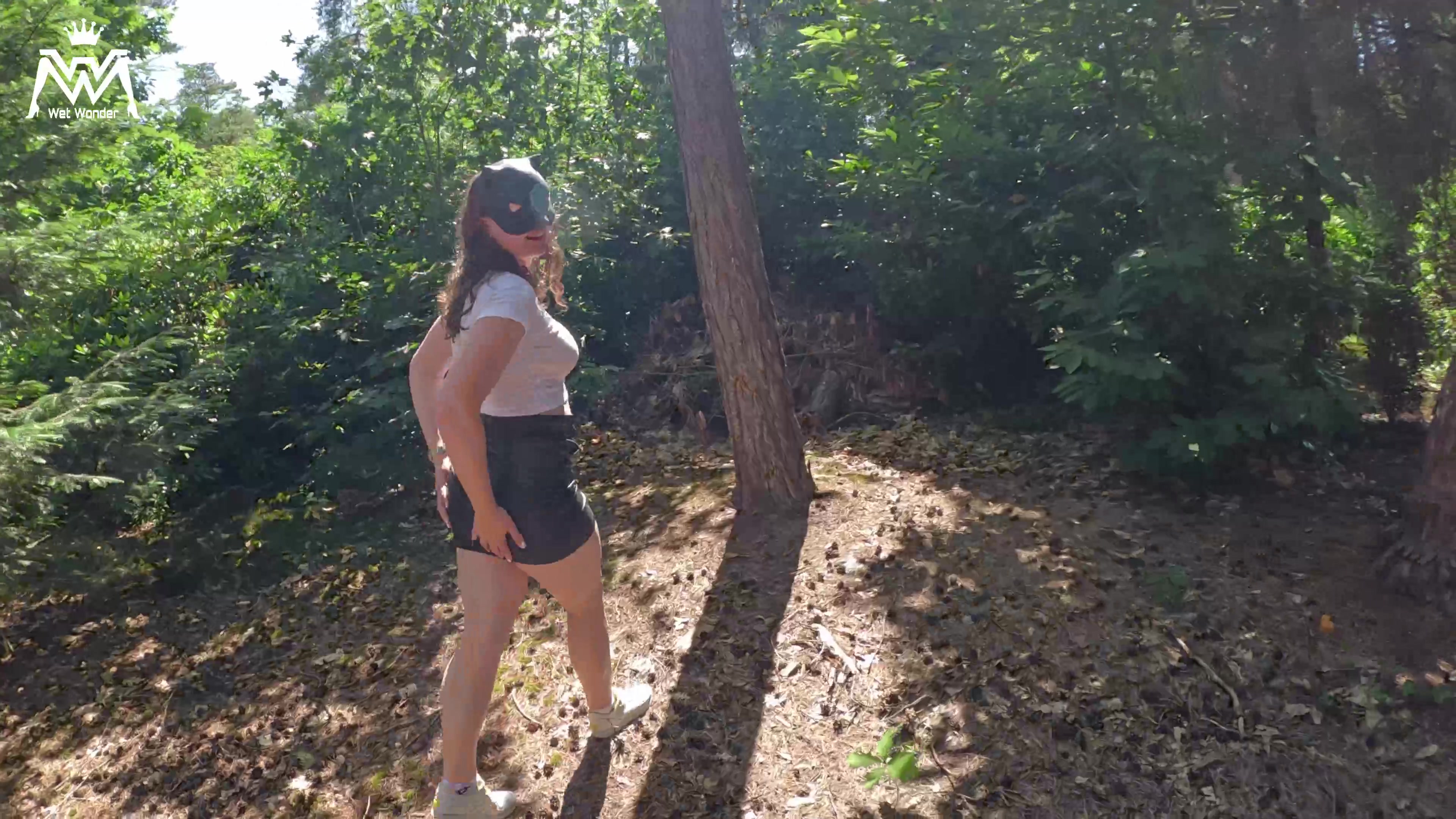 Ich war im Wald an einem sonnigen Tag spazieren in meinem engen Lederrock, Top+Sneaker. Ich hatte die geile Piss-Idee im Wald an einem Baum ABZUPISSEN und DIR gebe ich noch geilen Dirtytalk dazu! Meine Piss-Fotze und mein ENGES ROSA ARSCHLOCH wird von ganz nahe abgefilmt, damit DU es lecken kannst. Und dann habe ich ein SPANNER in mein VIDEO entdeckt?! Ob der SPANNER wohl durstig war?!
Geile und feuchte Grüße
eure Wet-Wonder