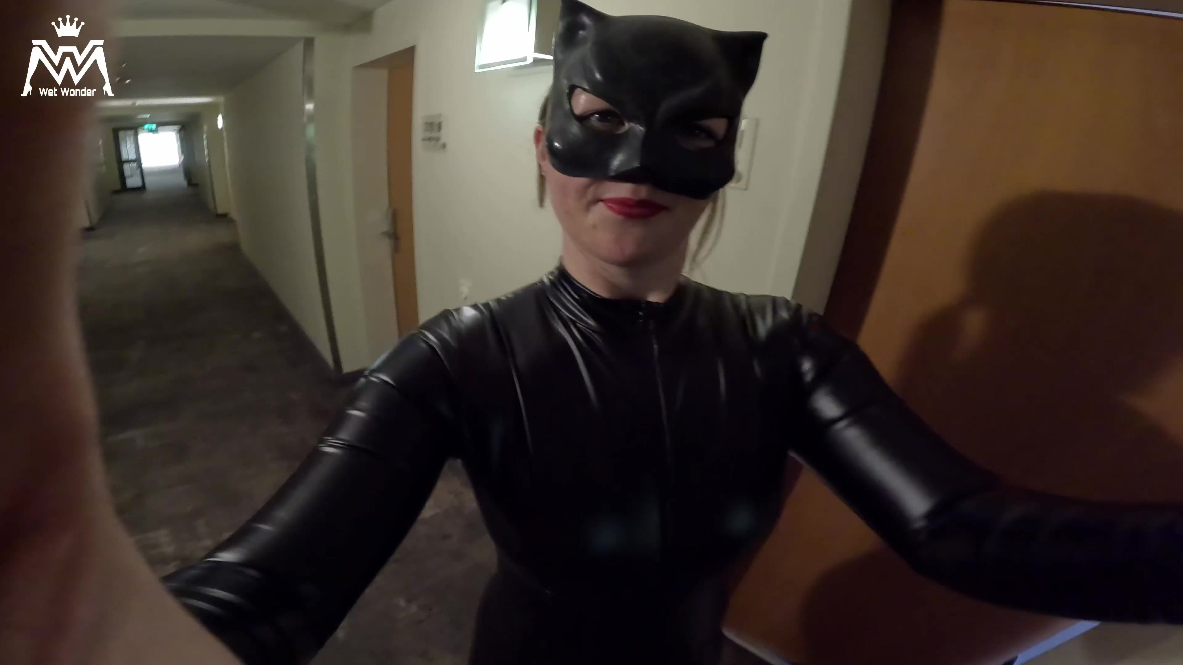 Das war meine erste Afterhour USERPISS-Party Venus 2025 in Berlin. Ein User sprach mich auf der Venus an und war sehr gierig nach meiner geilen Pisse. Das konnte ich mir natürlich nicht entgehen lassen. Mehr Amateur geht einfach nicht mehr! Im Gang traf ich noch auf Hotelgäste. Was die sich wohl gedacht haben... Ich war randvoll mit Pisse gefüllt. Es hörte garnicht mehr auf zu laufen. Ich habe den User von der Venus in meinem engen Wetlook-Catsuit so richtig voll gepisst. Die kleine Drecksau hat mir voll auf den High-Heel gewichst!

Geile und spritzige Grüße
eure Wet-Wonder