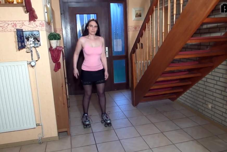 F*****egeheime: Auf Rollschuhen in der Hocke pinkeln Userwunsch