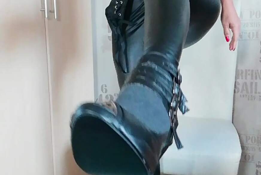 fetisch Wet-look legins und Corsage mit Sneakerssöckchen zum w***svergnügen von Lady-Awa pic1