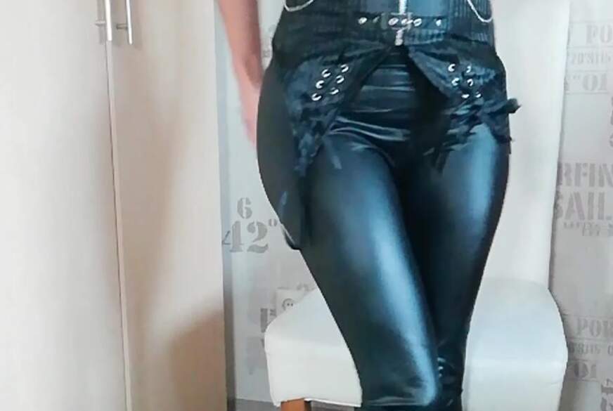 fetisch Wet-look legins und Corsage mit Sneakerssöckchen zum w***svergnügen von Lady-Awa pic4
