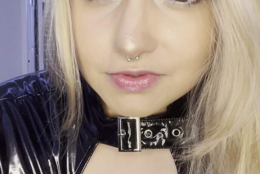 KinkyKylie: Dildo F**k mit Latex Stiefeln
