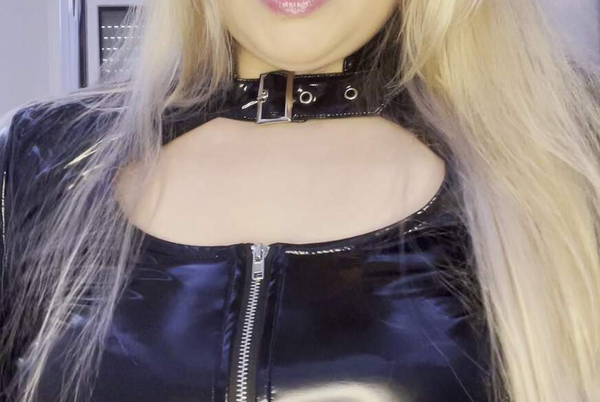 KinkyKylie: Dildo F**k mit Latex Stiefeln