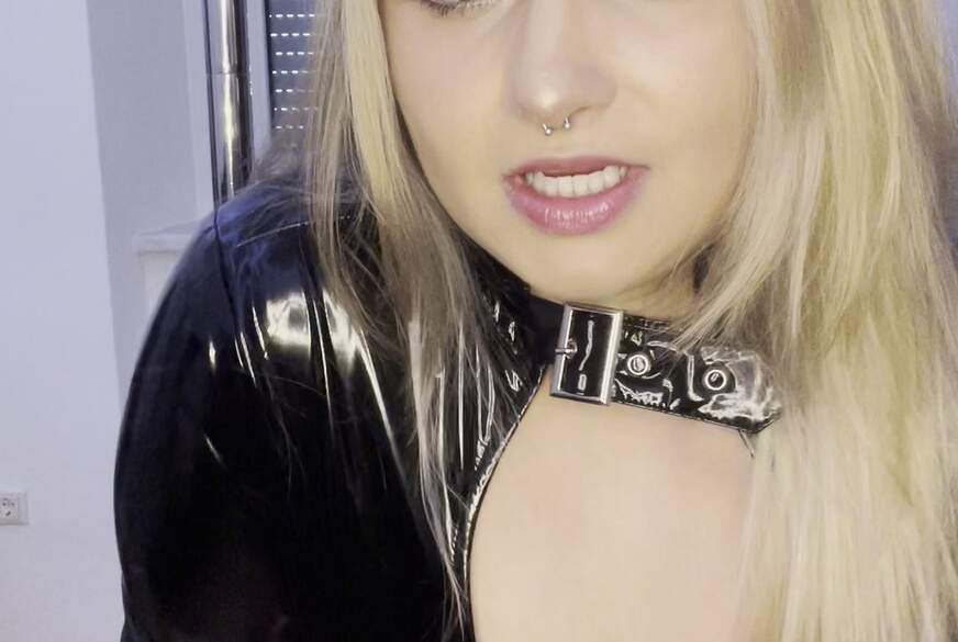 KinkyKylie: Dildo F**k mit Latex Stiefeln