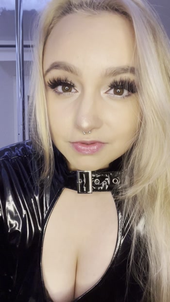Dildo F**k mit Latex Stiefeln