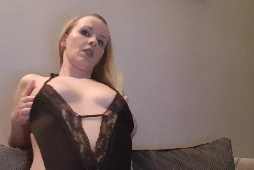 LauraLust89: Sofa...Allein und Geil