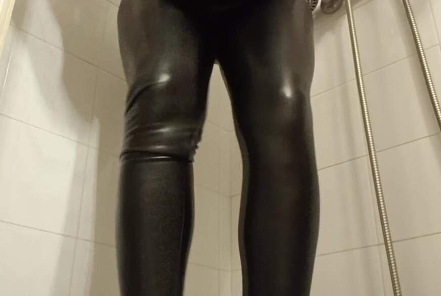 Wild-Vanilla: In die wetlook Leder Leggins g*****t..Natursekt... Userwunsch