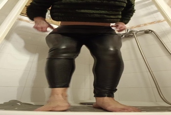 In die wetlook Leder Leggins g*****t..Natursekt... Userwunsch