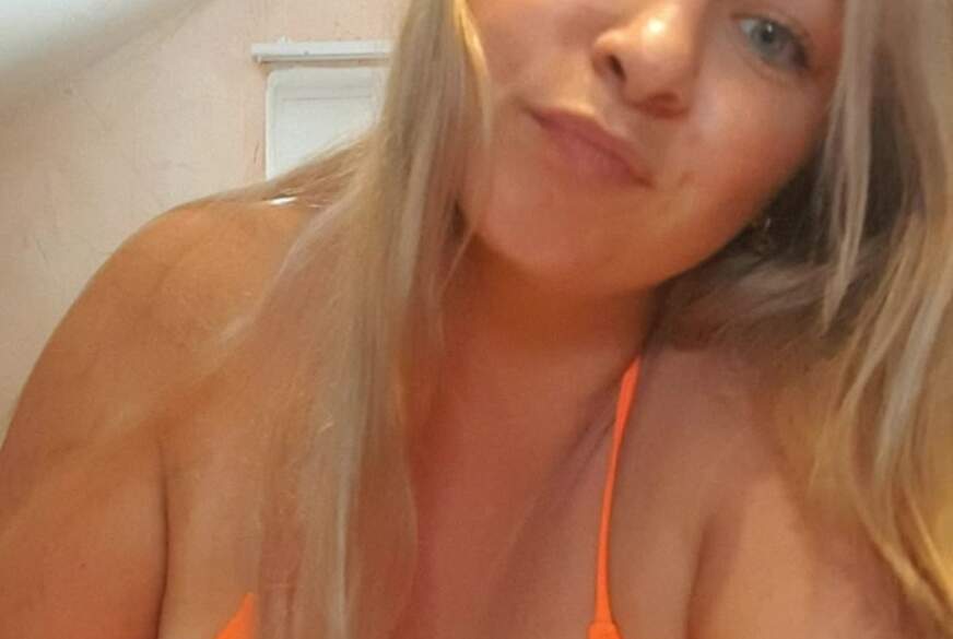 Im neon Bikini d**ken dildo g******n von Carot pic1