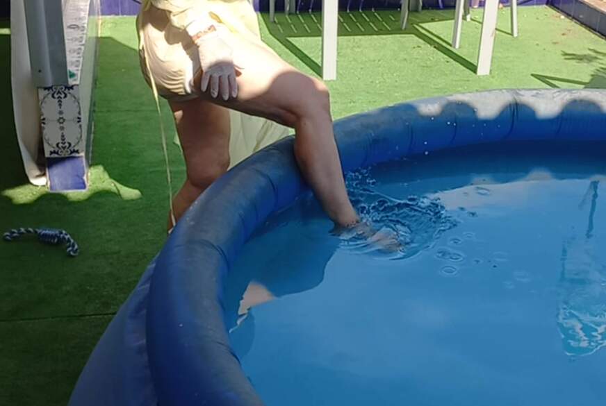 soel: Mein kleiner Pool, meine Gummi Klamotten