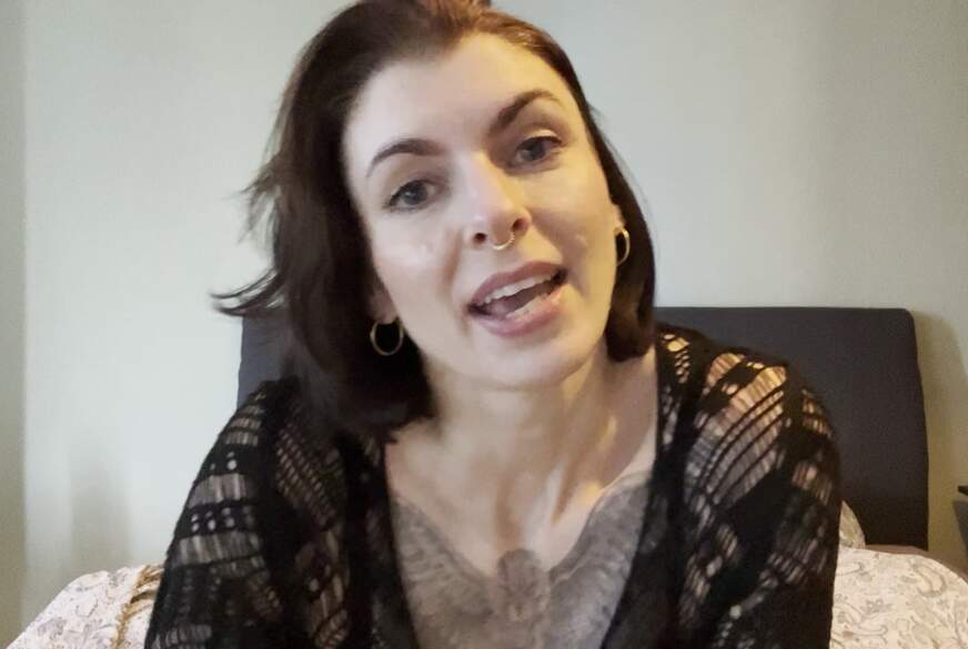 CaraBlaze: Deutsches Babe mit einer schönen tätowierten Figur liebt es, ihren runden A***h zu zeigen