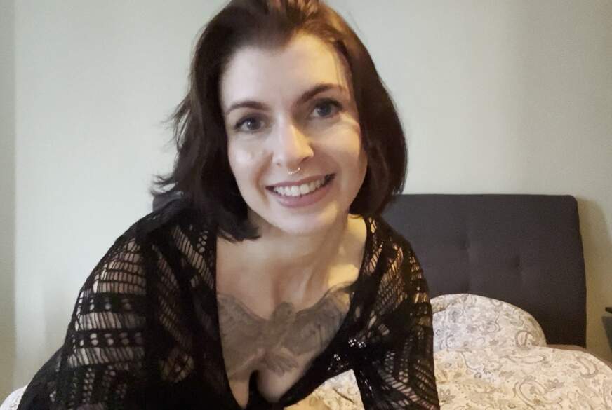 CaraBlaze: Deutsches Babe mit einer schönen tätowierten Figur liebt es, ihren runden A***h zu zeigen